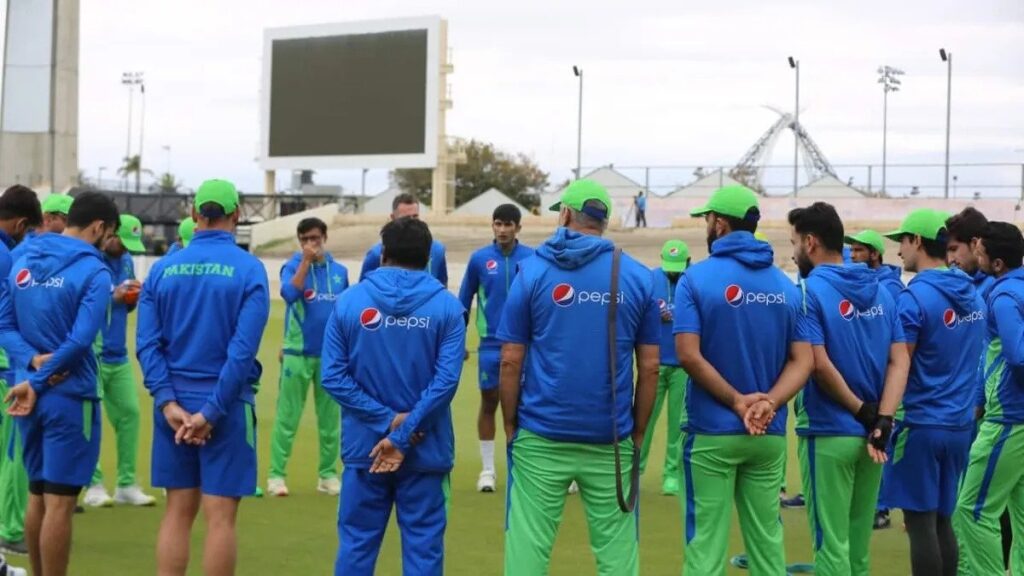 Pakistan unveils Test squad