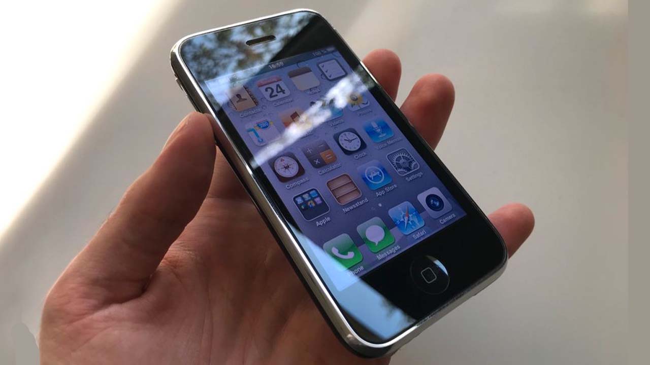 Lahore man offers fully functional 14yearold iPhone 3GS for sale