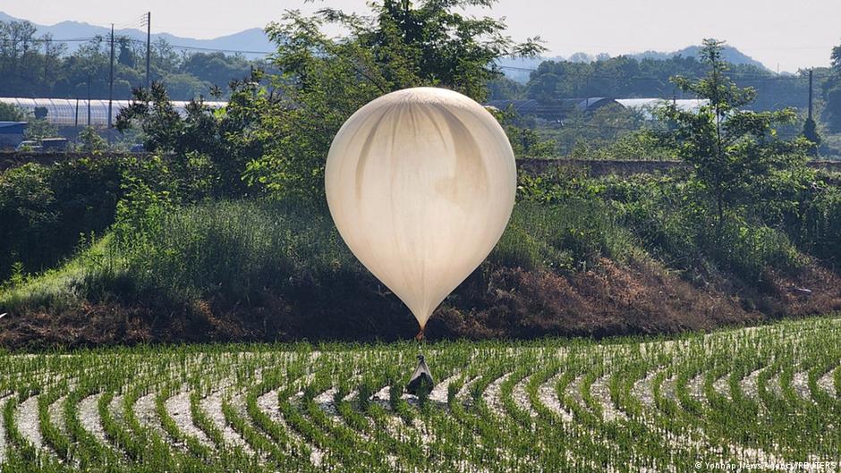 The garbage attached to the balloons sent by North Korea includes cigarette butts and plastic waste