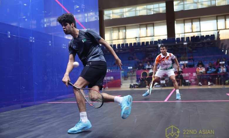 Pakistan secured a place in the semifinals of the Asian Team Squash Championship in Dalian, China, after defeating India 2-1 on Friday.