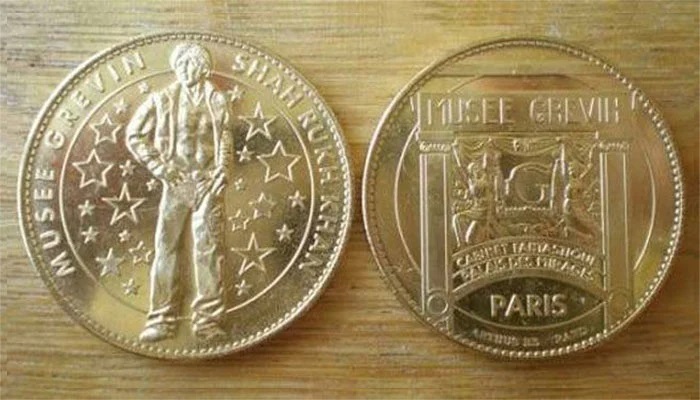 The Greywin Museum in Paris, France issued a gold coin to honuor Bollywood superstar Shah Rukh Khan for his contributions to the performing arts.