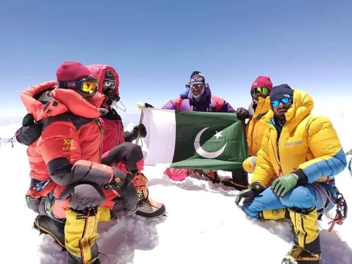 28 climbers including 15 Pakistanis summit Broad Peak - HUM News