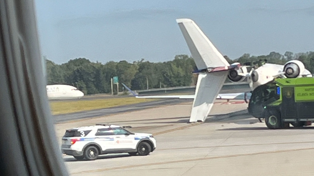 Two planes collide while taxiing at Atlanta airport - HUM News