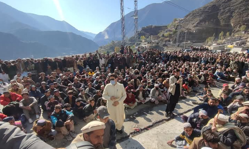 Kohistan residents block KKH