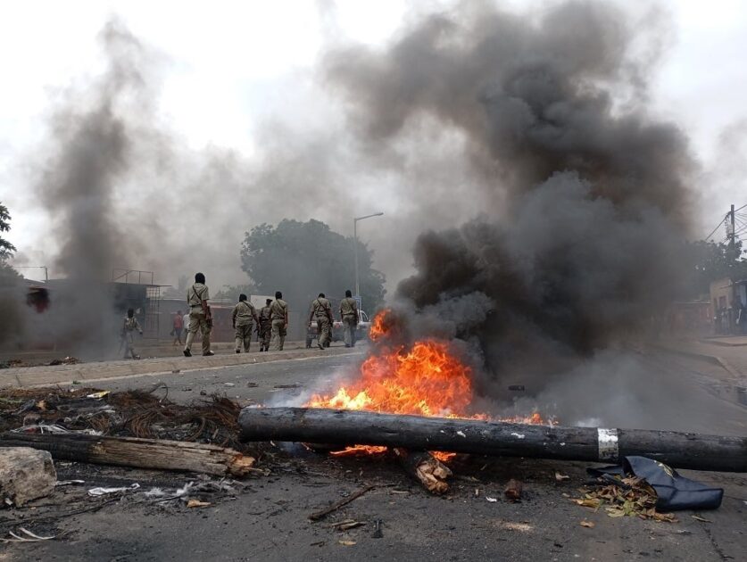 A prison riot in Mozambique's capital Maputo left 33 people dead and 15 injured, the country's police general commander said on Wednesday.