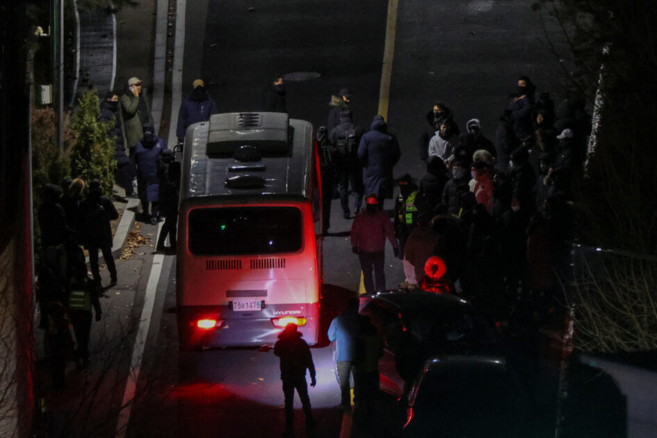 Authorities in South Korean investigating impeached President Yoon Suk Yeol gathered outside his residence in a new attempt to arrest him.