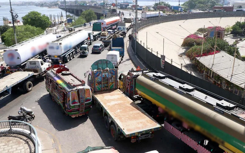 heavy traffic Karachi