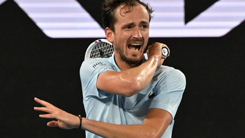 Daniil Medvedev reached his first semi-final of the year at the Marseille Open by defeating Germany's Jan-Lennard Struff in straight sets.