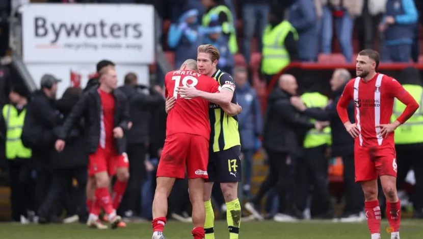 Premier League champions Manchester City survived a huge FA Cup fourth-round scare as substitute Kevin de Bruyne secured a 2-1 win.