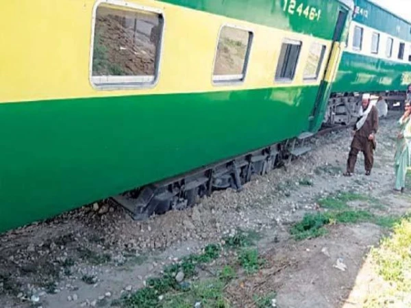 Tezgam Express derails at Rohri Station