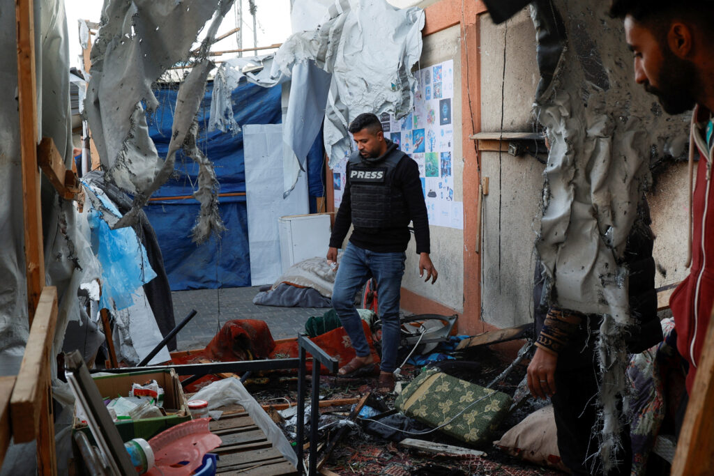 Palestinians inspect the damage to a tent housing journalists after it was hit by an Israeli strike, according to Palestinian Civil Defense, in Khan Younis, southern Gaza Strip, April 7, 2025. REUTERS/Hatem Khaled