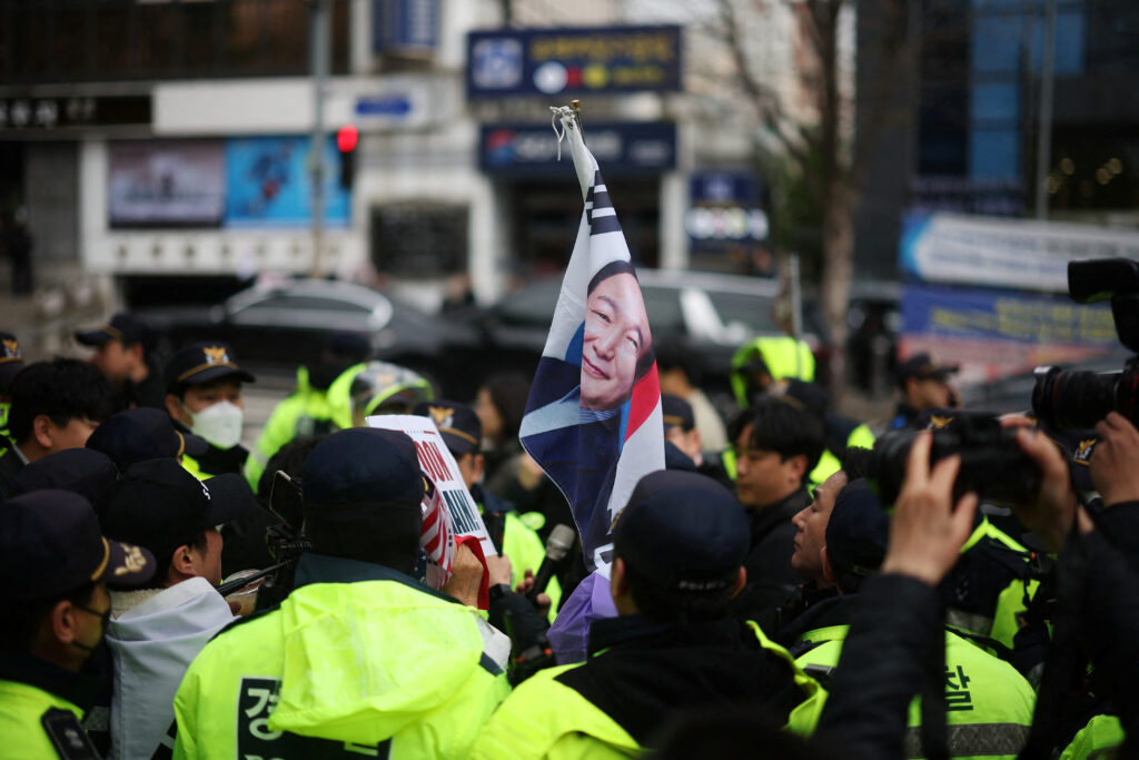 Far-right protesters scuffle with policemen as they gather to support South Korea's ousted President Yoon Suk Yeol who will attend the first arguments in the criminal case of insurrection charges against him, in front of Seoul Central District Court in Seoul, South Korea, April 14, 2025.   REUTERS/Kim Hong-Ji