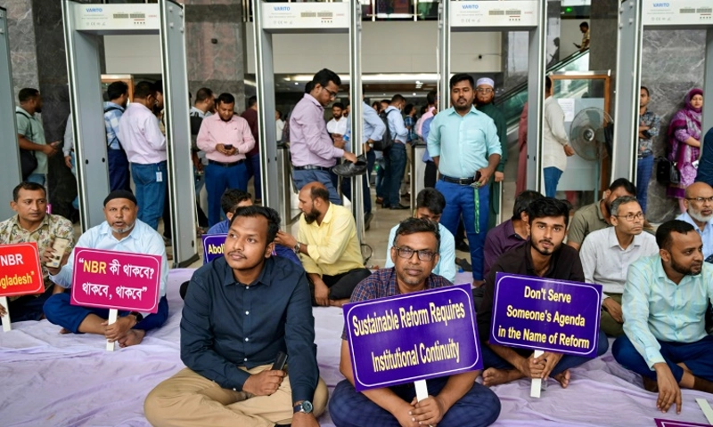 Bangladesh tax workers end strike after government backtracks