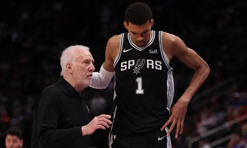 Spurs' Gregg Popovich leaves bench