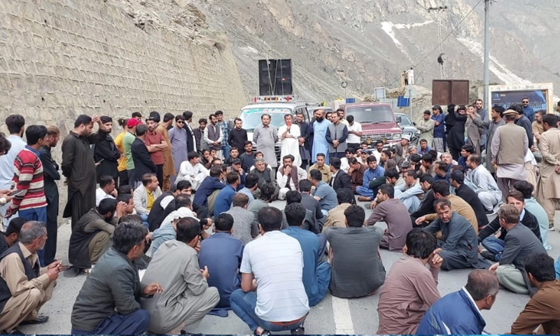 Traders block KKH