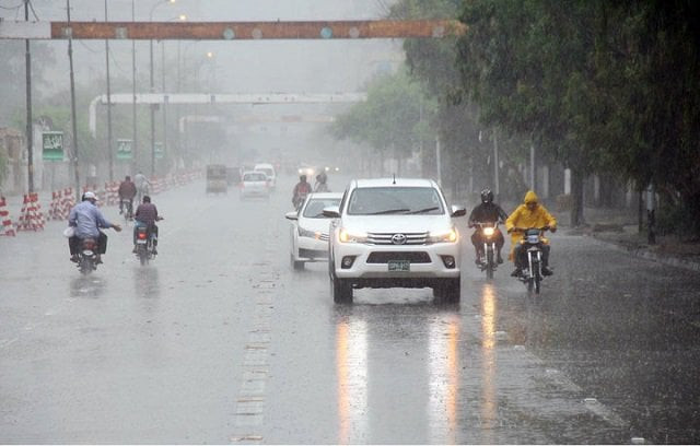 heavy rain lashes Punjab. PDMA issues alert