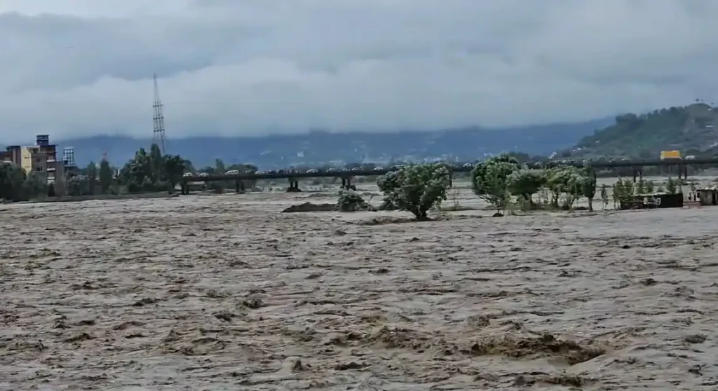 Water level in Swat river rises to dangerous level