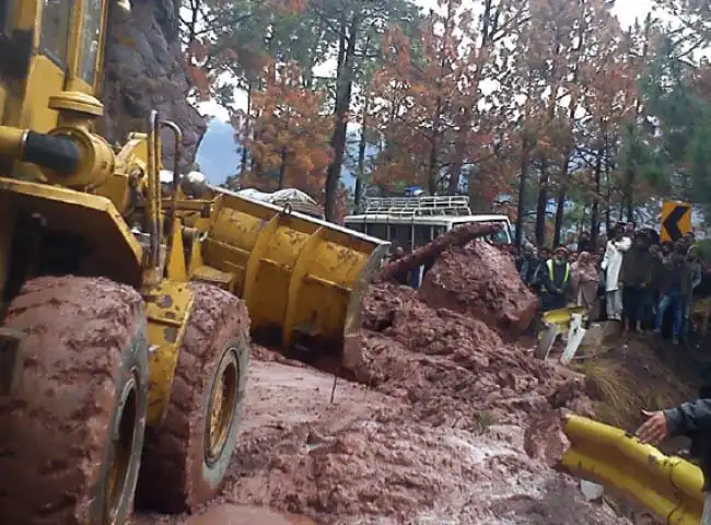 GT road blocked due to landlisding in Murree