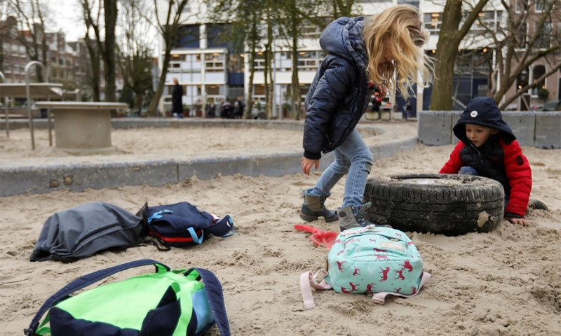 Study finds smartphone bans in Dutch schools improved focus