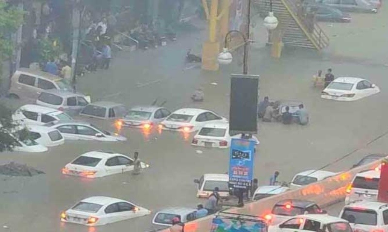 Heavy rain lashes parts of Karachi