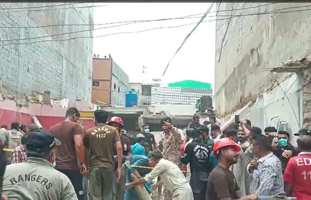 Four injured in Karachi building collapse