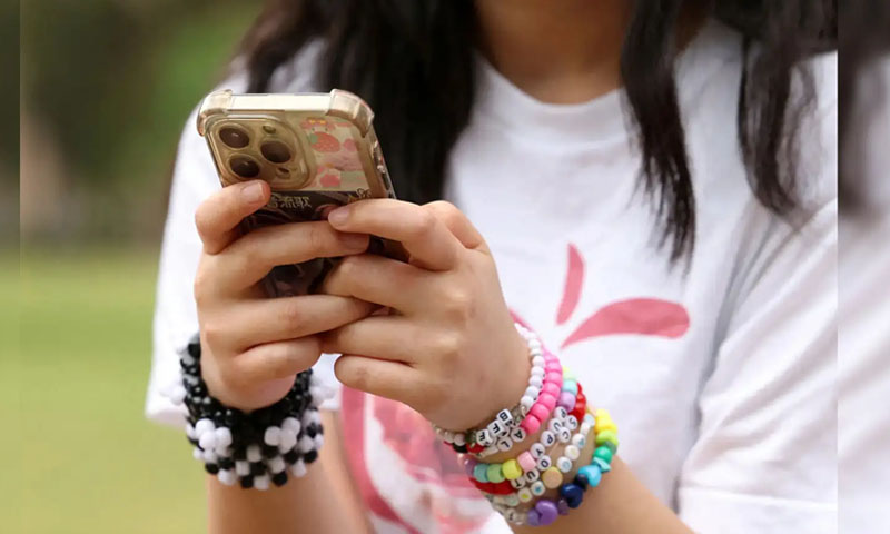 Australia begins locking under-16s out of social media