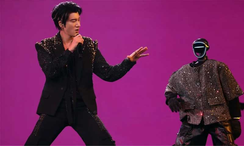 Wang Leehom brings robots to dance on the stage — and they stick the landing!