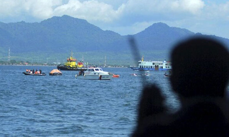 Spanish family missing after tourist boat sinks