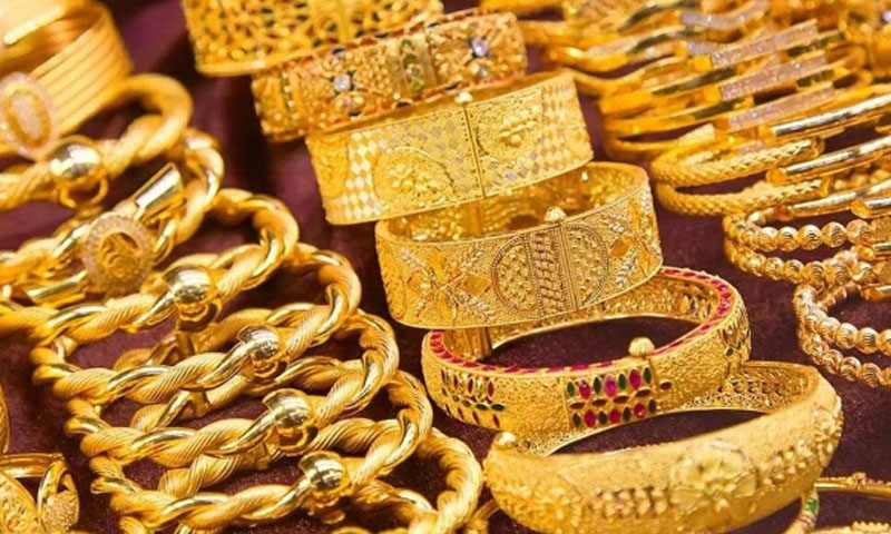 Gold price hits record high in Pakistan