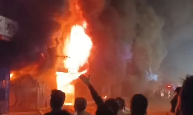 Deadly fire breaks out at Gul plaza Karachi, rescue operation underway